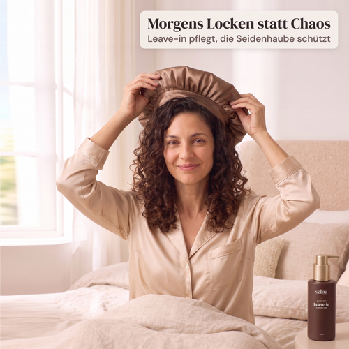 Frau nimmt morgens die Seidenhaube ab, definierte Locken, daneben das Seloa Overnight Leave-in