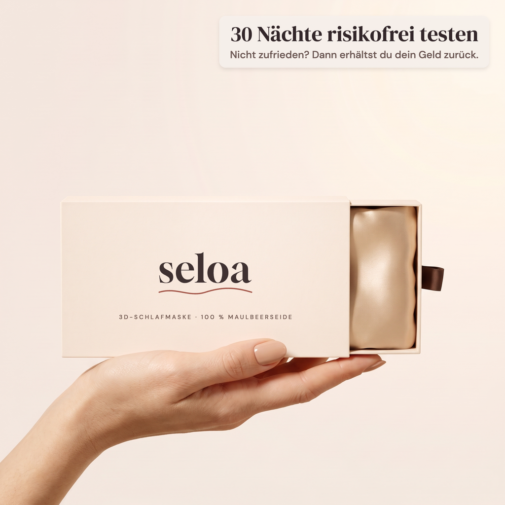 Hand hält die Seloa Geschenkbox mit der 3D-Schlafmaske in Champagner – 30 Nächte risikofrei testen