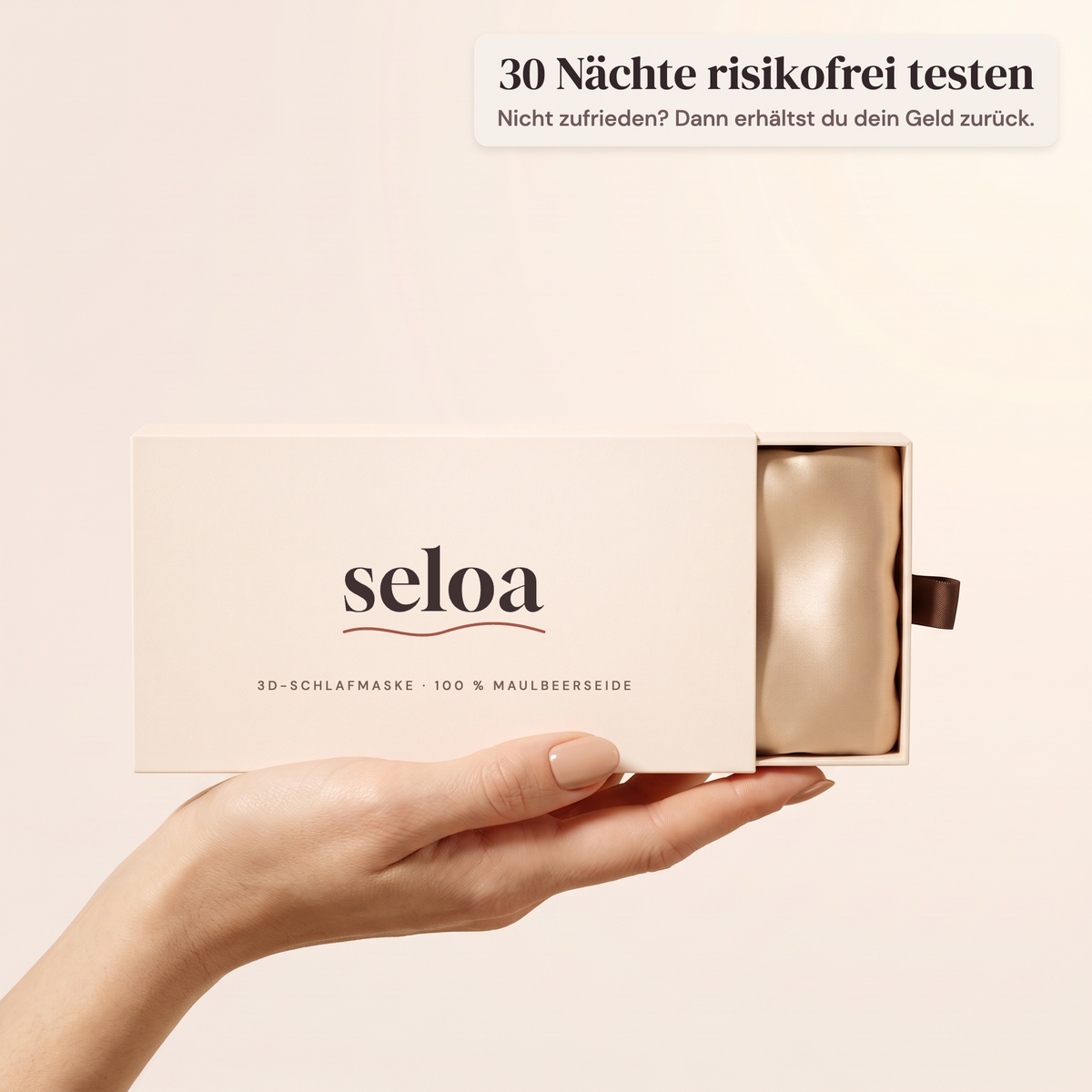Hand hält die Seloa Geschenkbox mit der 3D-Schlafmaske in Champagner – 30 Nächte risikofrei testen