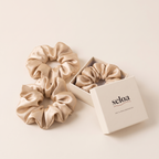 Drei Seloa Scrunchies aus Maulbeerseide in Champagner mit Geschenkbox