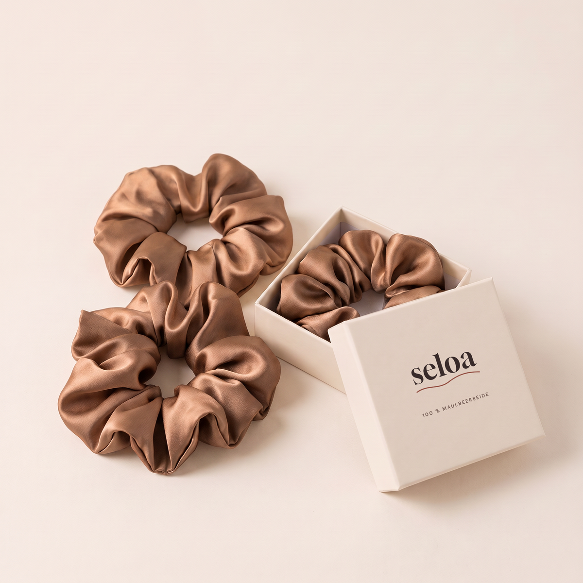 Drei Seloa Scrunchies aus Maulbeerseide in Mokka mit Geschenkbox