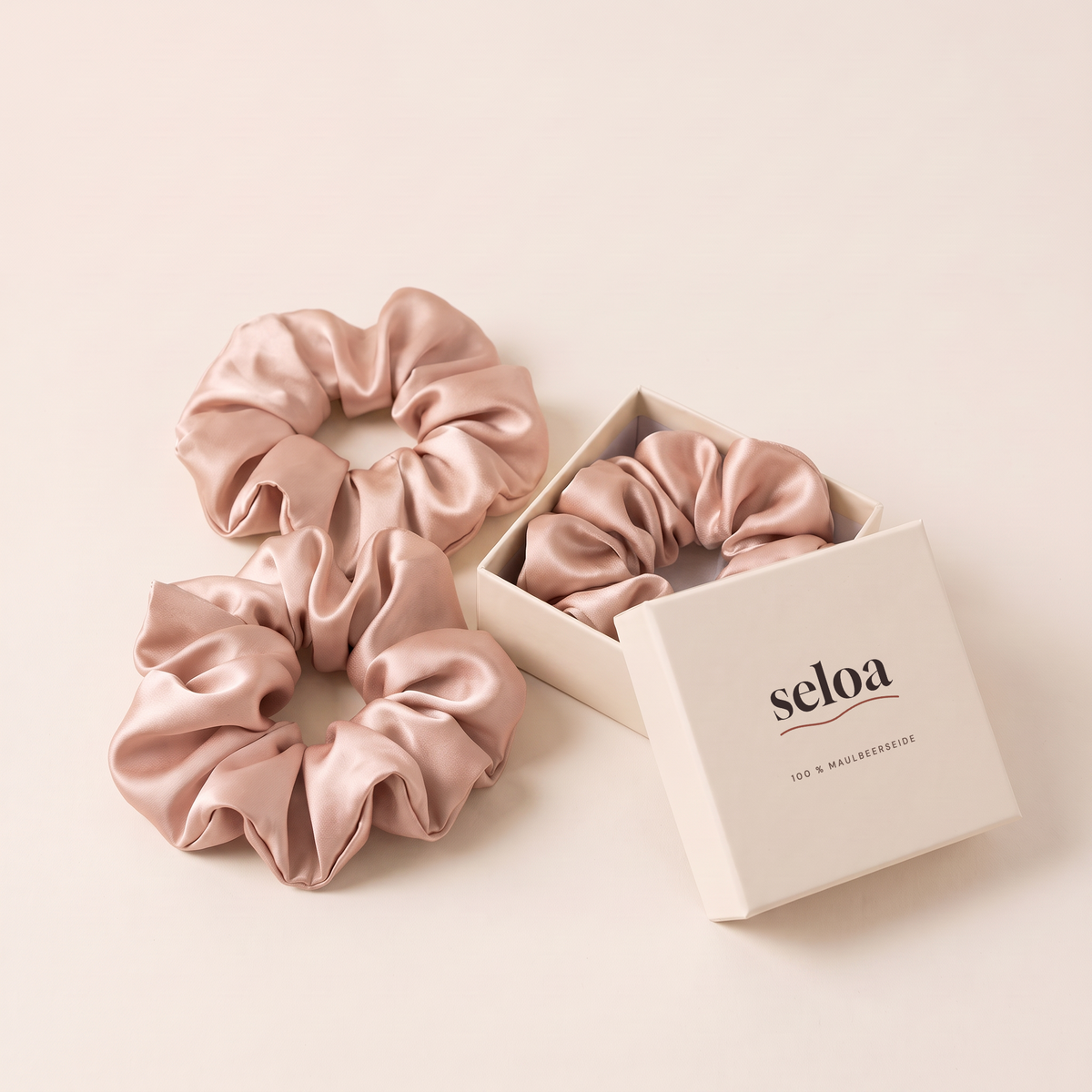 Drei Seloa Scrunchies aus Maulbeerseide in Rosé mit Geschenkbox